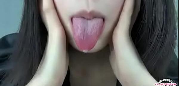  Saliva-covered tongue